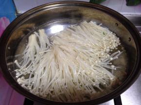 锅内加水烧开，将金针菇焯烫30秒捞出过凉备用