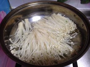 锅内加水烧开，将金针菇焯烫30秒捞出过凉备用