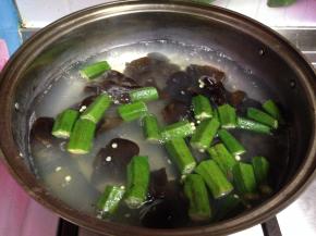 下入木耳和秋葵焯至断生备用