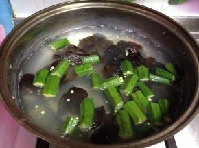下入木耳和秋葵焯至断生备用