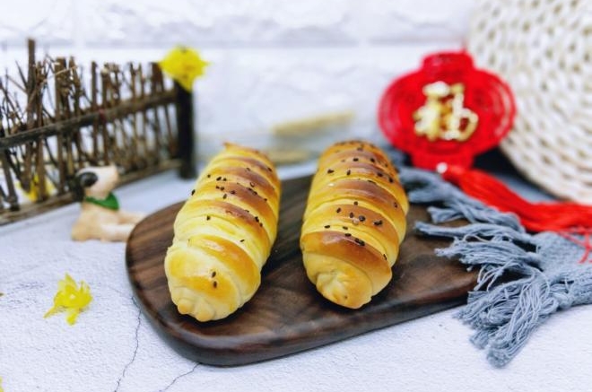 毛毛虫草莓酱面包