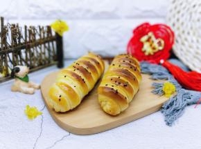 他喜欢吃果酱的面包。