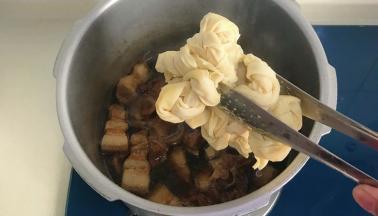 放入煮过的千张结