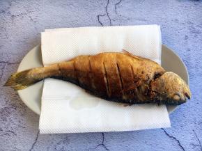 把煎好的鱼用厨房用纸吸一下油。