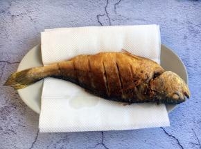 把煎好的鱼用厨房用纸吸一下油。