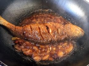 汤汁收到食材的三分之一处，如图所示。