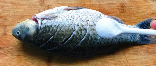 鱼身上抹上一些盐，为了让鱼肉入味、肉质紧致