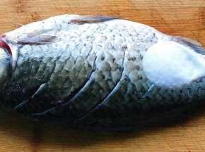 鱼身上抹上一些盐，为了让鱼肉入味、肉质紧致