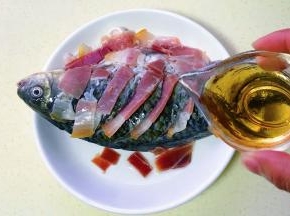 淋上料酒