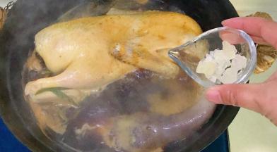 放入冰糖，把火调到中小火，期间要多注意水位，加盖焖煮至熟，用筷子戳可以戳进