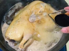倒入老抽