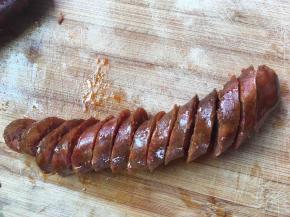 蒸好的腊肠切片备用。