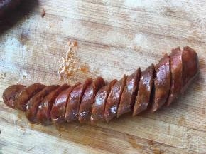 蒸好的腊肠切片备用。