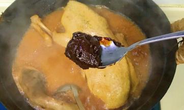 变得美味的调料：甜面酱该出场了，放入甜面酱