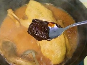 变得美味的调料：甜面酱该出场了，放入甜面酱