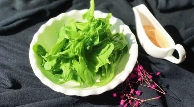 把酱汁装入容器内，可以蘸着吃