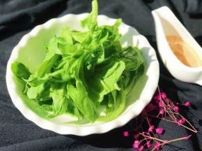 把酱汁装入容器内，可以蘸着吃