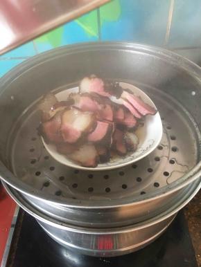 腊肉切片蒸15分钟左右。