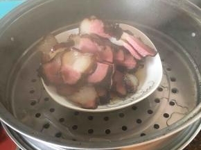 腊肉切片蒸15分钟左右。