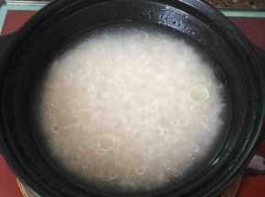 大米淘洗后浸泡一会儿加清水（以1:1.5的比例）放入砂锅中。放到炉灶上大火烧开转中小火煮约20分钟左右。