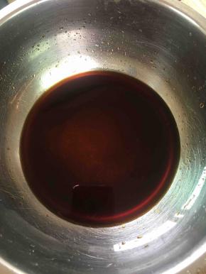 把所有的调料混合，再加少许清水煮沸后倒到碗里备用。