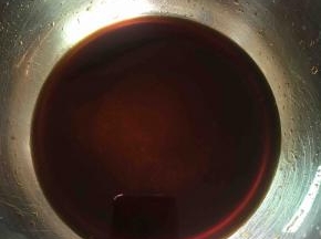 把所有的调料混合，再加少许清水煮沸后倒到碗里备用。