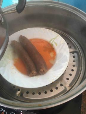 腊肠蒸20分钟左右后取出。