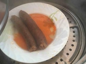 腊肠蒸20分钟左右后取出。