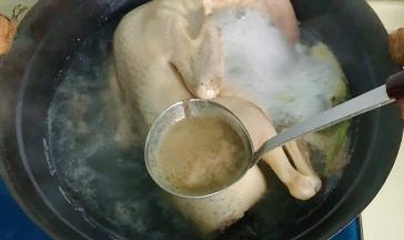 大火煮开，并用勺子撇去浮沫