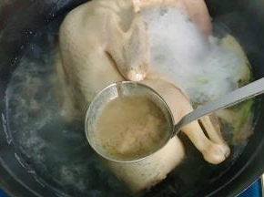 大火煮开，并用勺子撇去浮沫