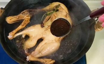 这时候不停用勺子舀起汤汁淋在鸭子身上