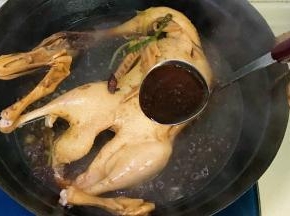 这时候不停用勺子舀起汤汁淋在鸭子身上