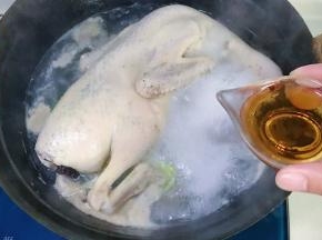 倒入料酒