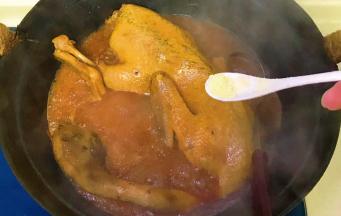 煮至鸭子入味，有股浓浓的酱香味就说明煮得差不多了，撒上少许鸡精提鲜