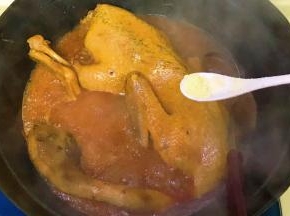 煮至鸭子入味，有股浓浓的酱香味就说明煮得差不多了，撒上少许鸡精提鲜