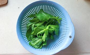 捞出沥干水分，有甩干机的可以用机器甩干水分