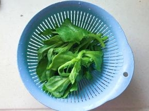 捞出沥干水分，有甩干机的可以用机器甩干水分