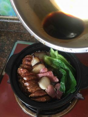 把蒸好的腊肠、腊肉，青菜铺在米饭上，淋上酱汁。再烧一会儿即可熄火。