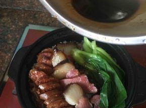 把蒸好的腊肠、腊肉，青菜铺在米饭上，淋上酱汁。再烧一会儿即可熄火。