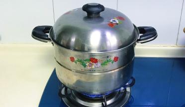 锅里放水大火煮开，把鱼盘放入锅中，蒸十分钟即可关火