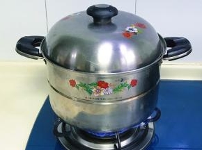 锅里放水大火煮开，把鱼盘放入锅中，蒸十分钟即可关火