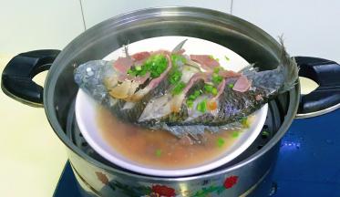 撒上少许鸡精，撒上葱花就完成了