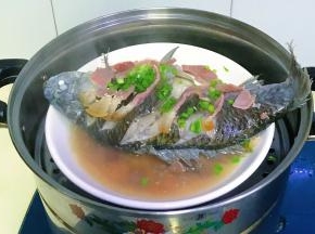 撒上少许鸡精，撒上葱花就完成了