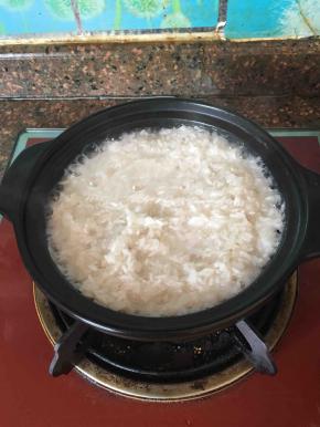 烧至水将干的时候可以用筷子或者竹勺（避免金属勺子，防止刮伤砂锅）刮一下锅底，防止米饭粘锅。