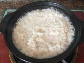 烧至水将干的时候可以用筷子或者竹勺（避免金属勺子，防止刮伤砂锅）刮一下锅底，防止米饭粘锅。