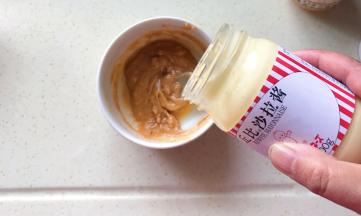 再加入两勺沙拉酱搅拌均匀