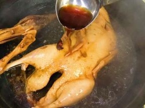 鸭子颜色会越来越深，汤汁也会变得浓稠