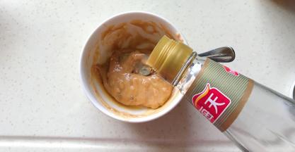 倒入1勺白醋搅拌均匀，酱汁就完成了
