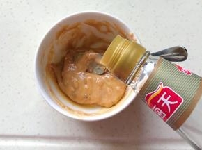 倒入1勺白醋搅拌均匀，酱汁就完成了