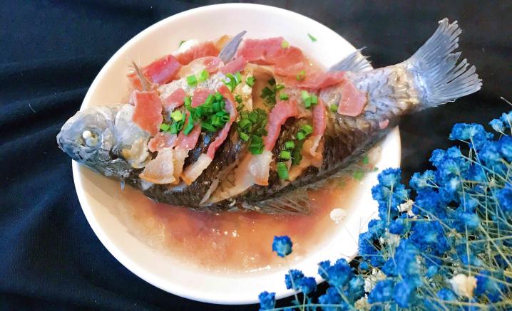 火腿蒸鲫鱼